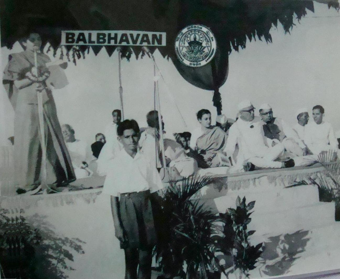 Vidyaben addressing Bal Bhavan rally in 1954; seated on the dias are Pandit Nehru, Indira Gandhi and Manubhai among others